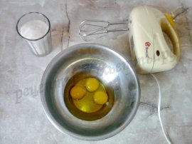 подготовим яйца и сахар